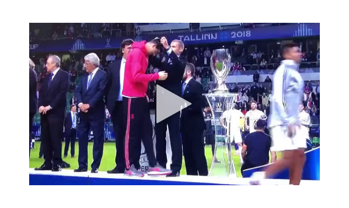 Courtois odbiera medal, a Simeone... xD [VIDEO]